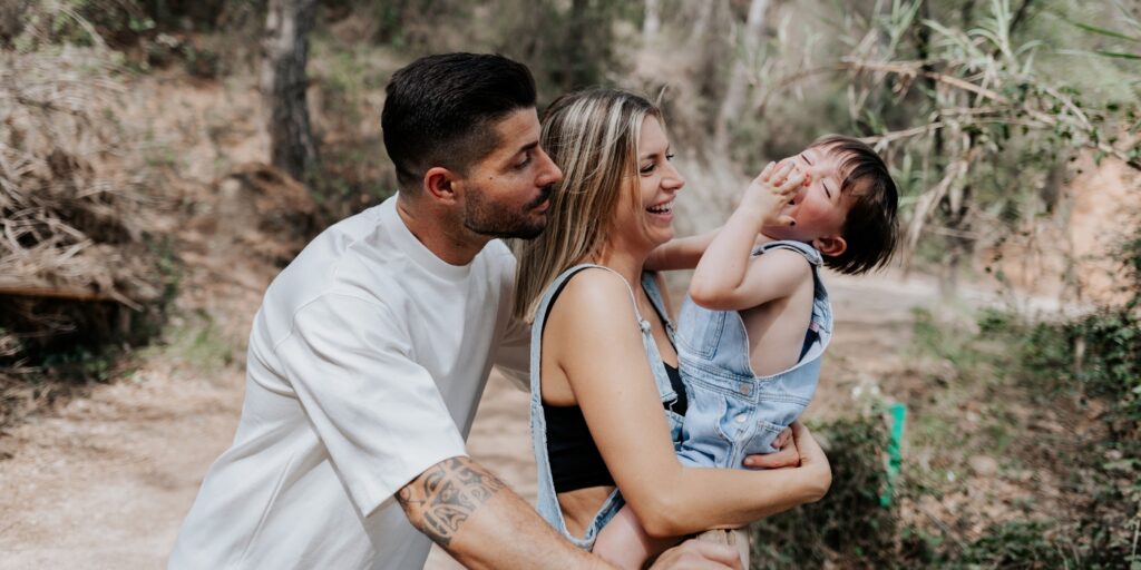 Familia interactuando durante una sesión de fotos en exterior en Martorell
