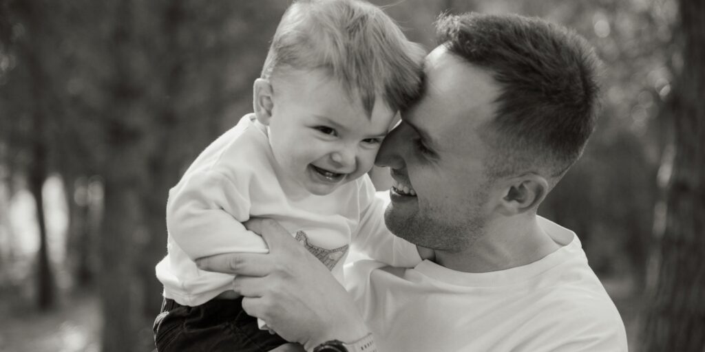 Padre con su hijo durante una sesión de fotos natural