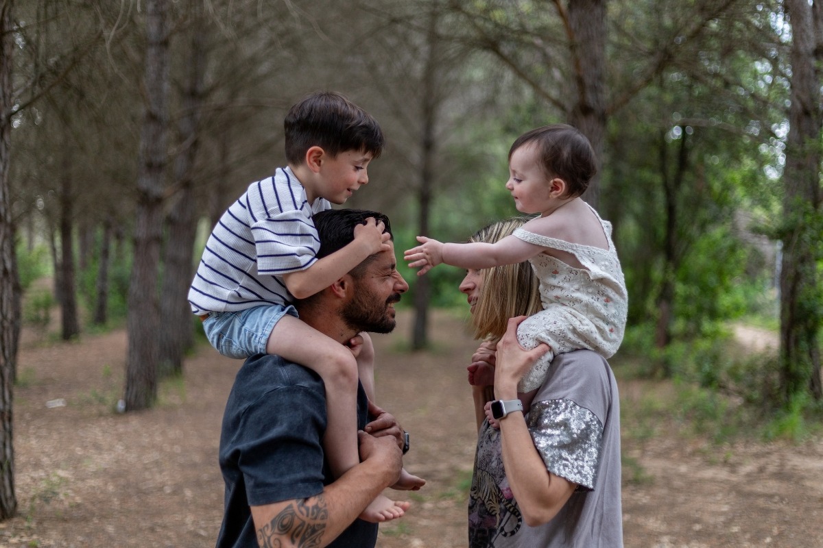 Familia durante una sesión familiar en exterior