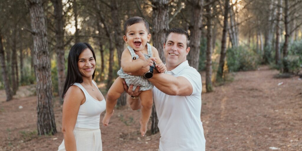 Familia con un niño durante una sesión de fotos en exterior