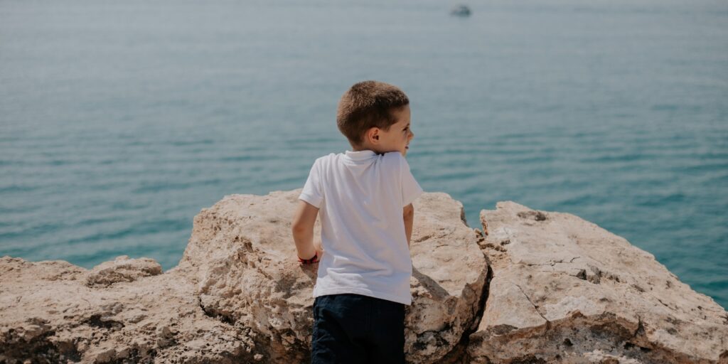 Niño explorando durante una sesión de fotos en exterior