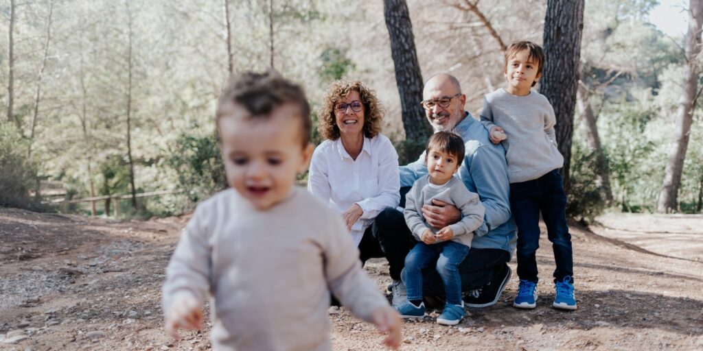 Abuelos y nietos compartiendo un momento durante una sesión de fotos