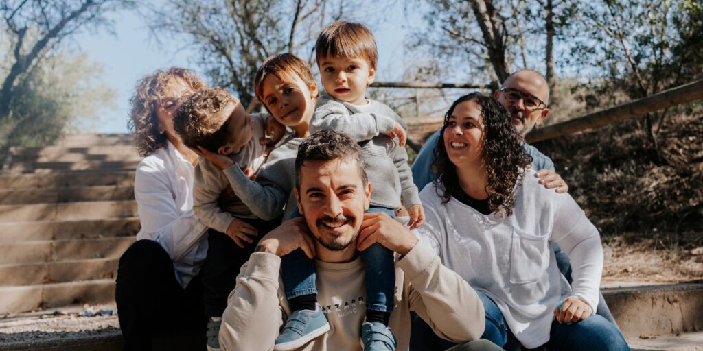 Tres generaciones de una familia durante una sesión de fotos