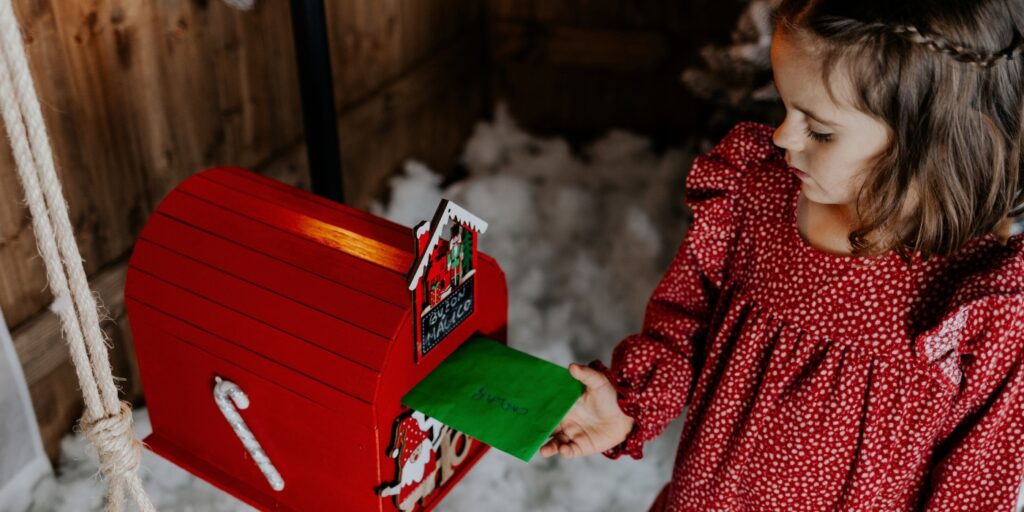 Niño preparando su carta a los Reyes Magos de Oriente en Navidad