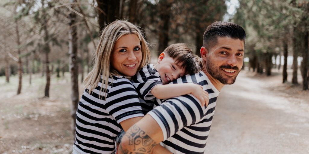 Familia disfrutando de una sesión de fotos en La Petita Captura