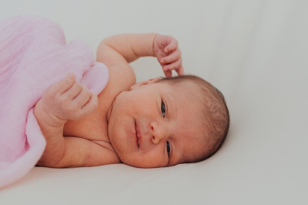 Bebé durante sus primeras semanas en una sesión de fotos newborn