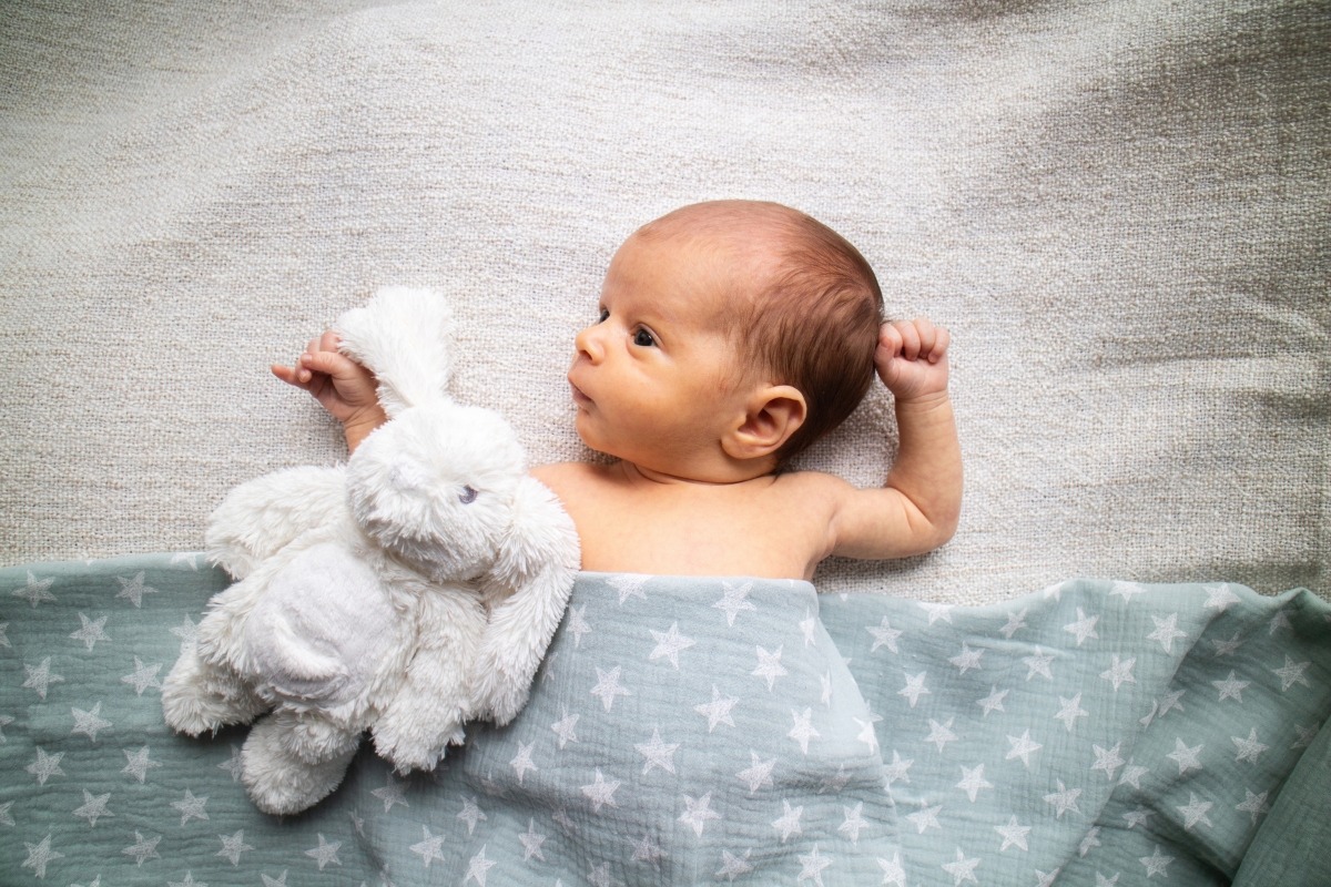 Bebé recién nacido preparado para una sesión de fotos newborn en casa
