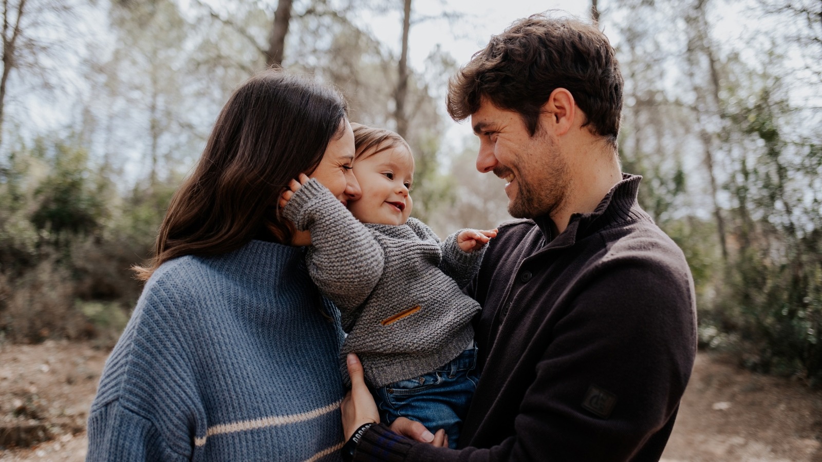 Padres jugando con su hijo durante una sesión de fotos familiar en Martorell