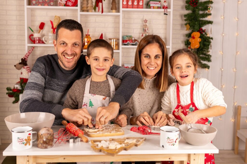 Familia con el vestuario coordinado para una sesión de fotos de Navidad