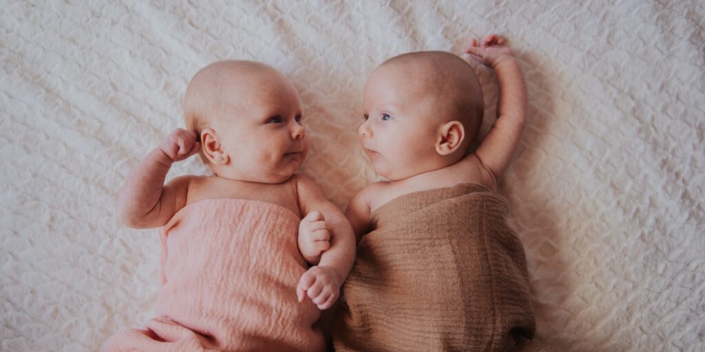 Bebés despiertos durante una sesión de fotos de recién nacido en casa