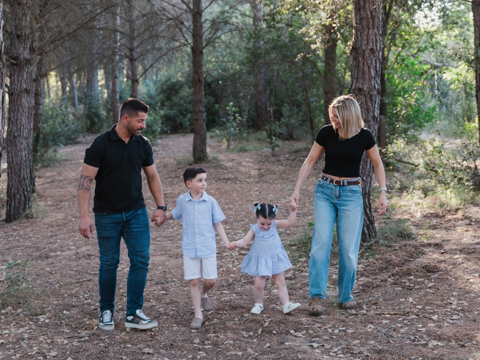 Familia paseando con sus hijos durante una sesión de fotos en Martorell