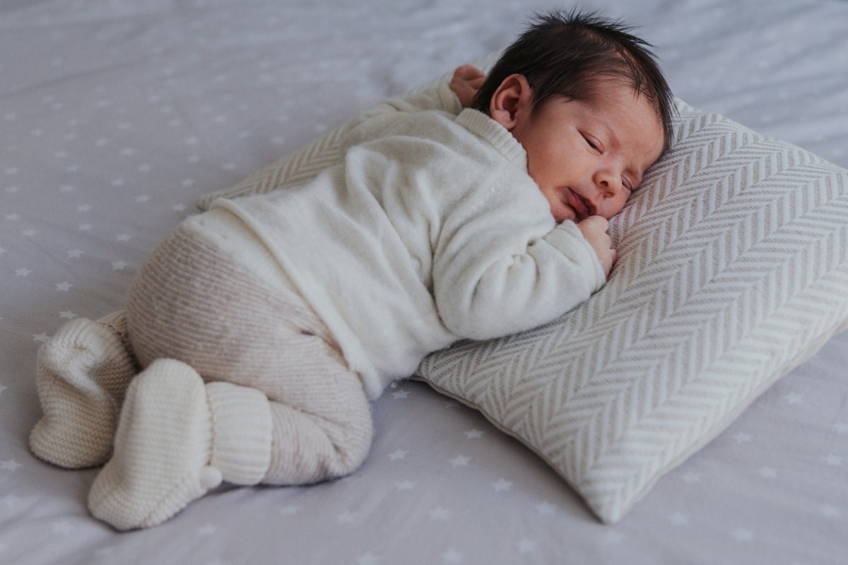 Bebé recién nacido durante una sesión de fotos newborn a domicilio