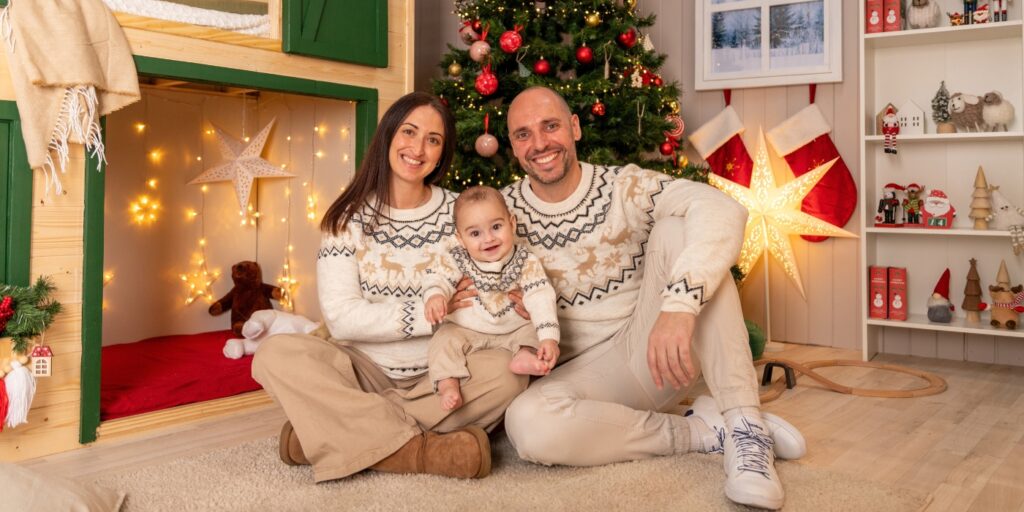 Familia con el vestuario coordinado para una sesión de fotos de Navidad