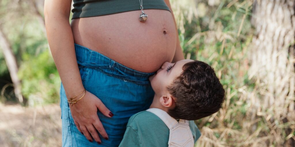 Madre embarazada con su hijo durante una sesión de fotos