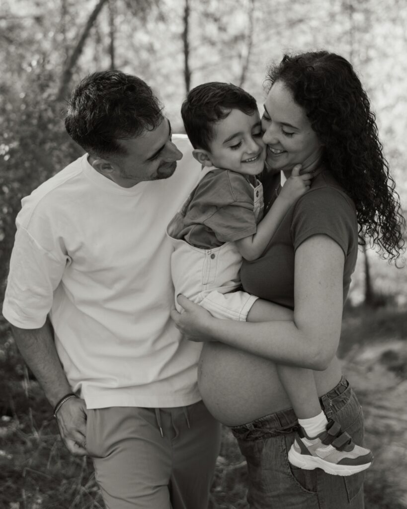 Familia esperando la llegada de un bebé durante una sesión de embarazo