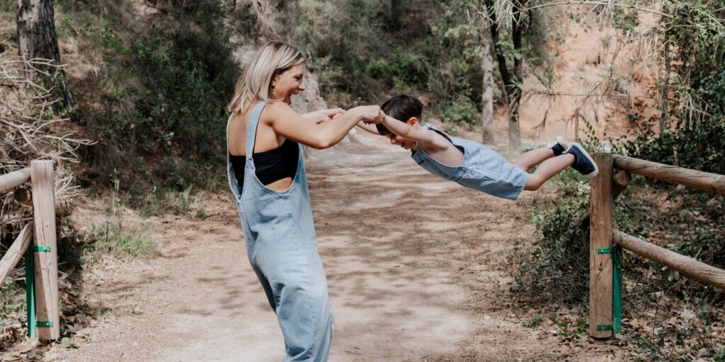 Familia interactuando de forma natural durante una sesión de fotos