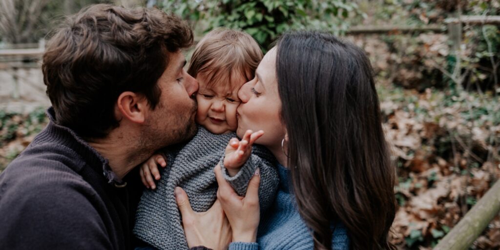 Momento cercano entre padres e hijos durante una sesión de fotos familiar