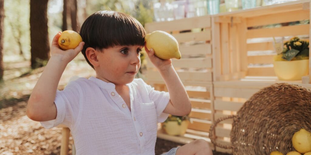 Niño jugando durante una sesión de fotos en exterior