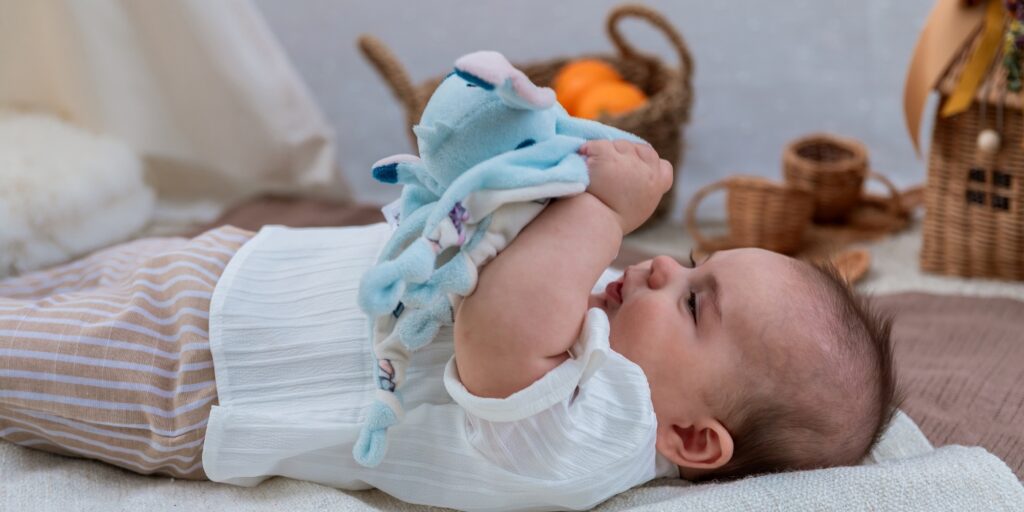 Niño pequeño en movimiento durante una sesión de fotos infantil