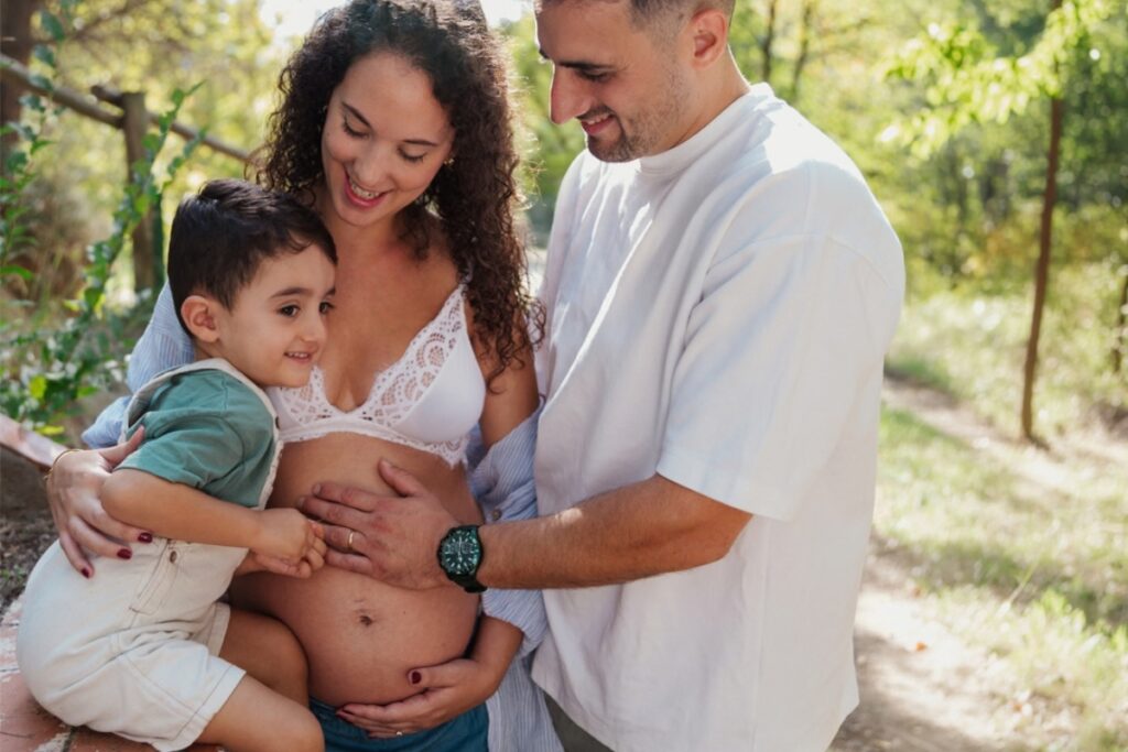 Sesión de embarazo en pareja y con hijos: cómo participar en las fotos